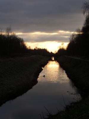 Kanal bei Sonnenuntergang