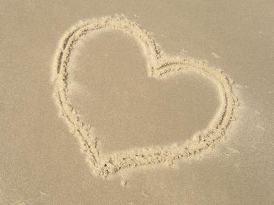 Herz im Sand gezeichnet 2