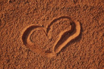 Herz im Sand gezeichnet