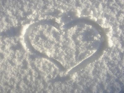 Herz im Schnee gezeichnet