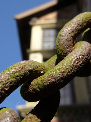 Metallkette an einer Burg