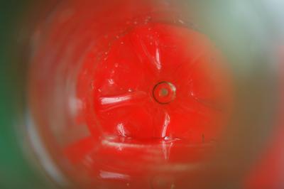 PET-Flasche von innen rot