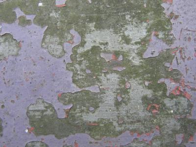 Abgeplatzter Lack auf Beton